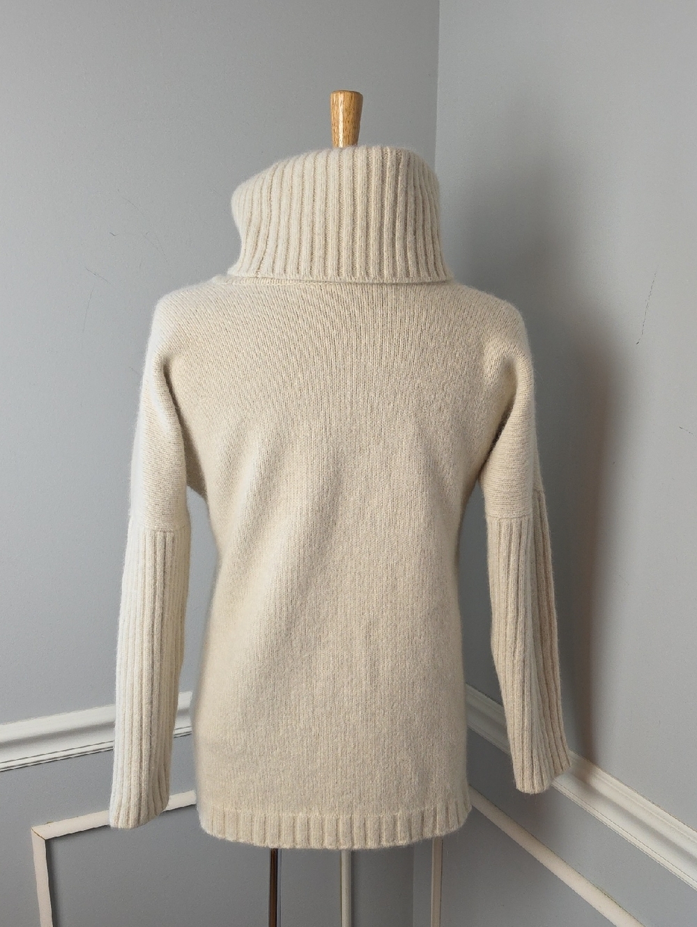 JOHNSTONS OF ELGIN Superfine Wool Angora Blend Cream Chunky Turtleneck Sweater M - Picture 3 of 7